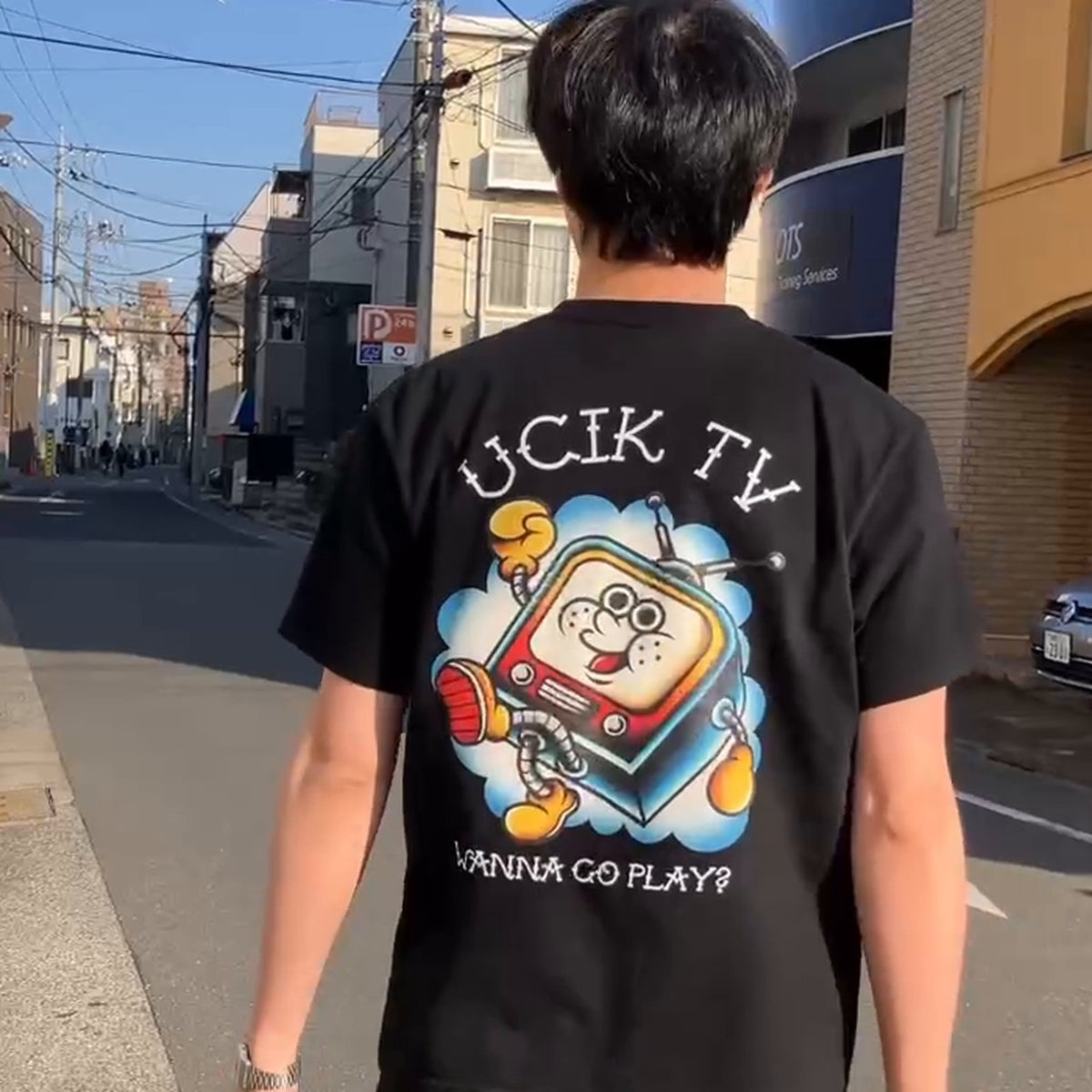 うちいくTVTシャツ 着用（後ろ・テレビくんのバックプリント）